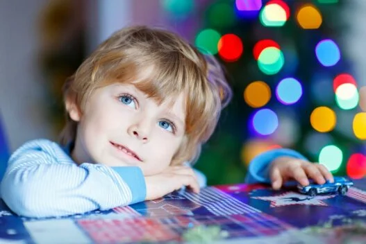 Dreng der drømmer om en julekalender med legetøj
